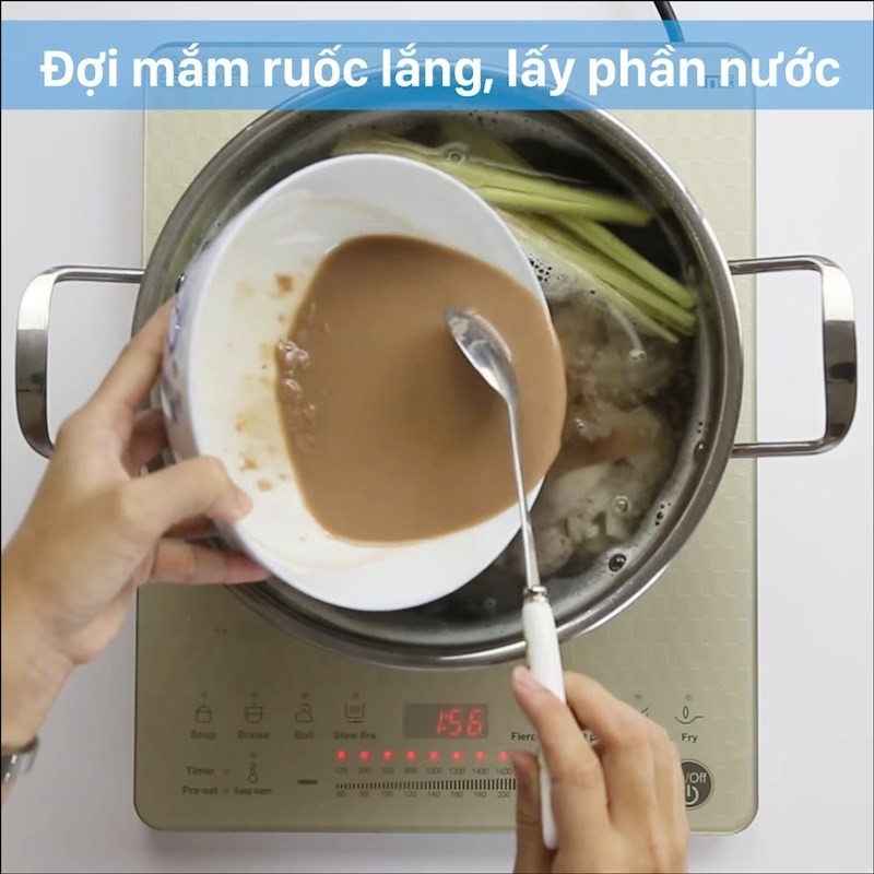 Ninh chân giò heo và sả, hành tây tạo nước dùng ngọt thanh