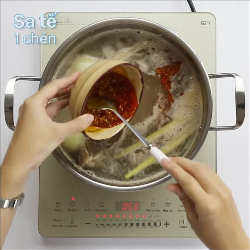 Nêm nếm gia vị và thêm sa tế vào nồi nước dùng bún bò Huế
