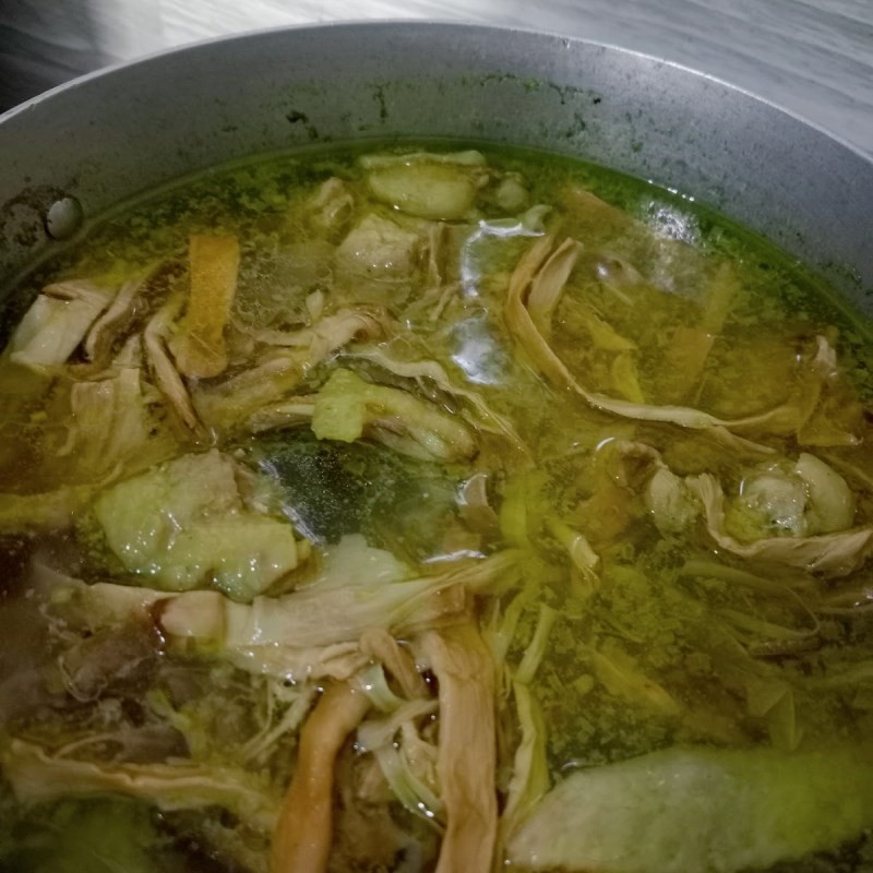 Bún măng gà nóng hổi, thịt gà mềm và măng giòn sần sật