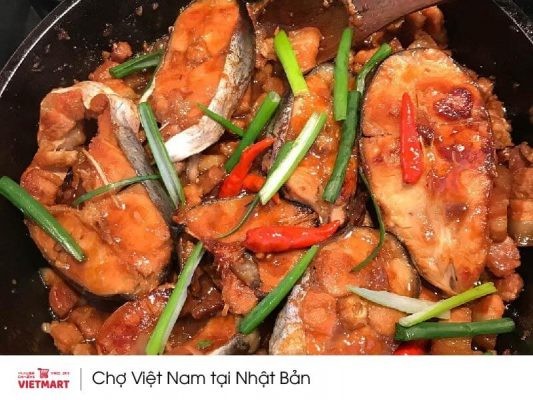 Nguyên liệu và cách sơ chế cá kho thịt với gói sốt Barona tiện lợi