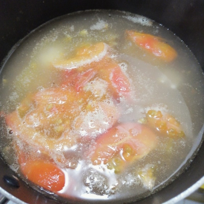 Thêm nước và đun sôi cho canh chua mực