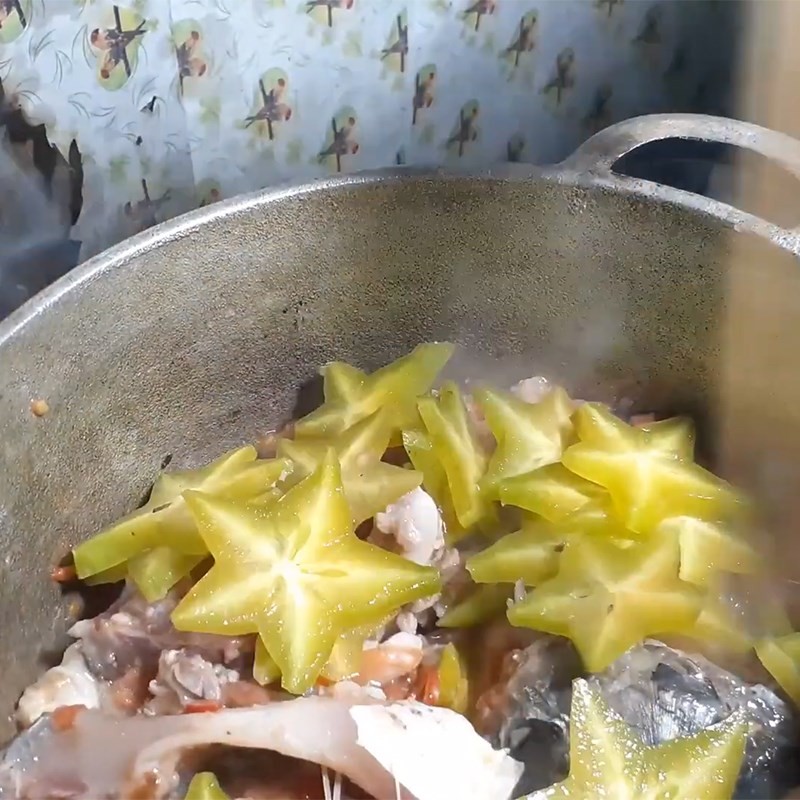 Cho khế vào nồi canh để tạo vị chua thanh đặc trưng