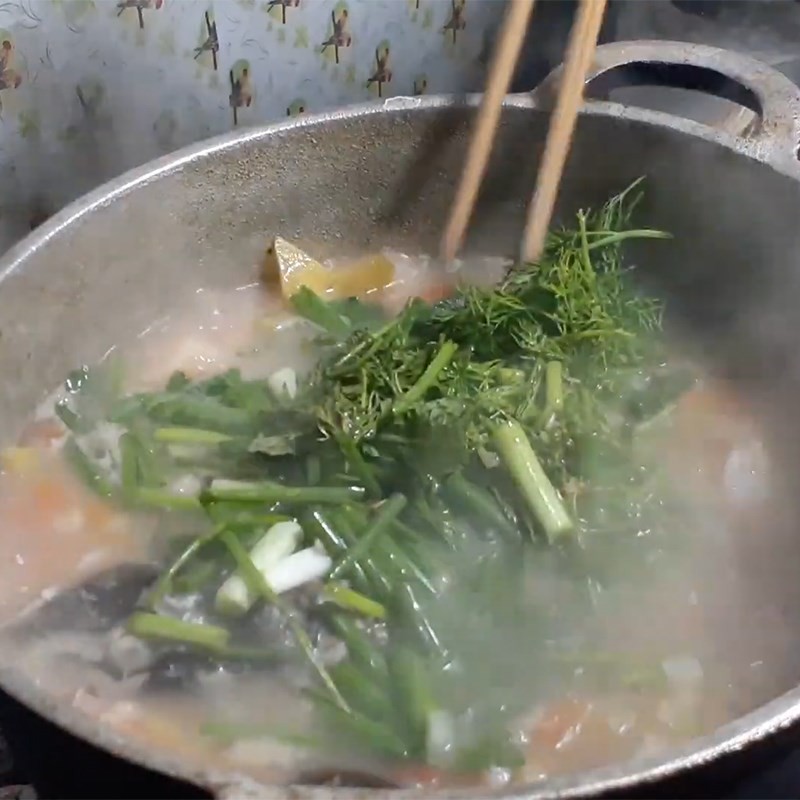 Nồi canh chua cá chép nấu khế đã hoàn thành, chuẩn bị thưởng thức