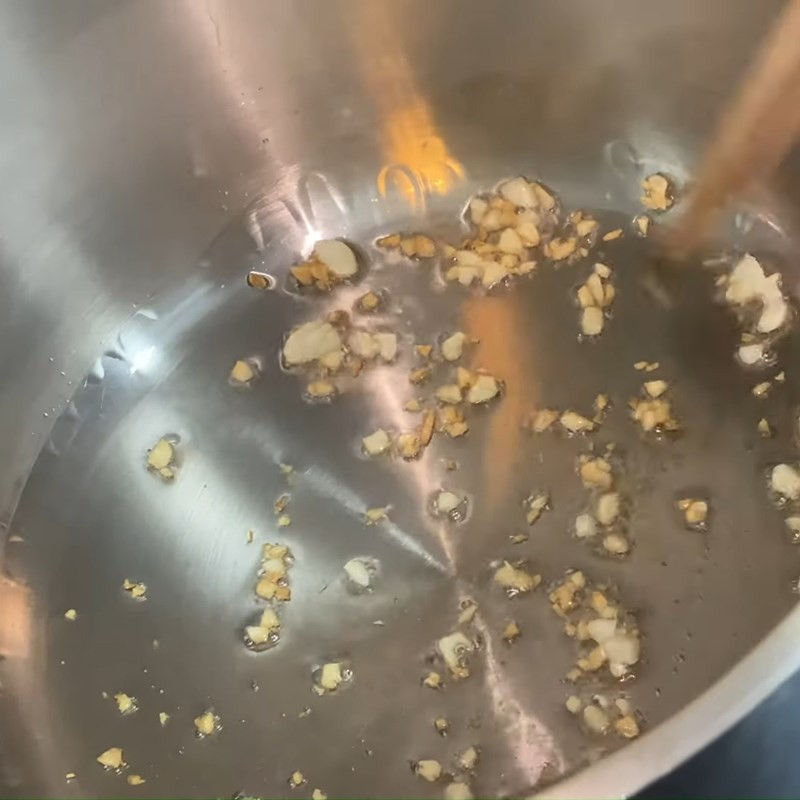 Phi tỏi thơm lừng trước khi cho bí đỏ vào xào sơ để thấm gia vị cho món canh chay