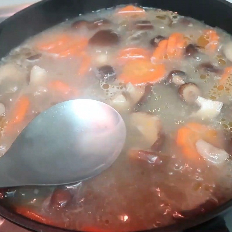 Nêm nếm gia vị cho nồi canh hải sâm nấu nấm, điều chỉnh cho vừa miệng