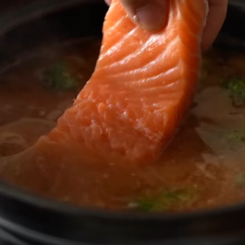 Thêm cá hồi vào canh
