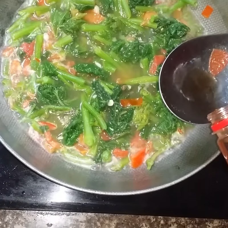 Nồi canh rau bí nấu cà chua đang sôi nhẹ trên bếp