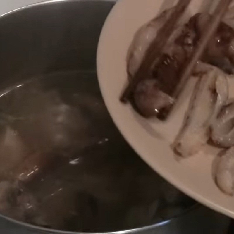 Cho tất cả nguyên liệu vào nồi, đun sôi để hầm canh gà hải sâm