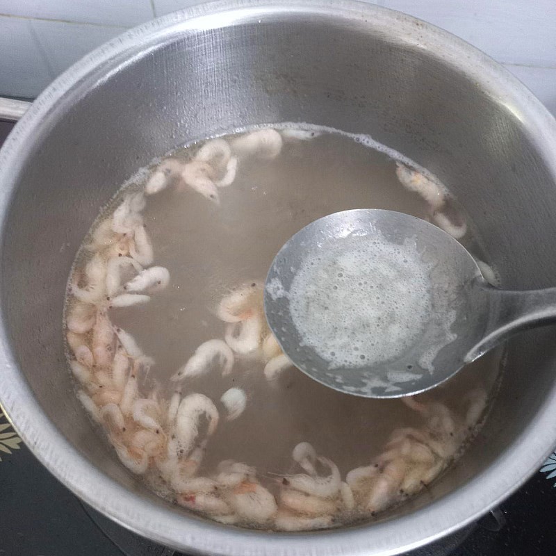 Đổ nước vào nồi tép đã xào thơm, bắt đầu quy trình nấu bầu với tép