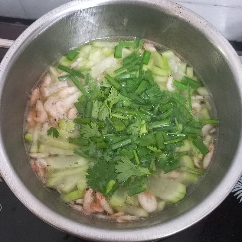 Canh bầu với tép tươi đang sôi sùng sục, chuẩn bị hoàn thành