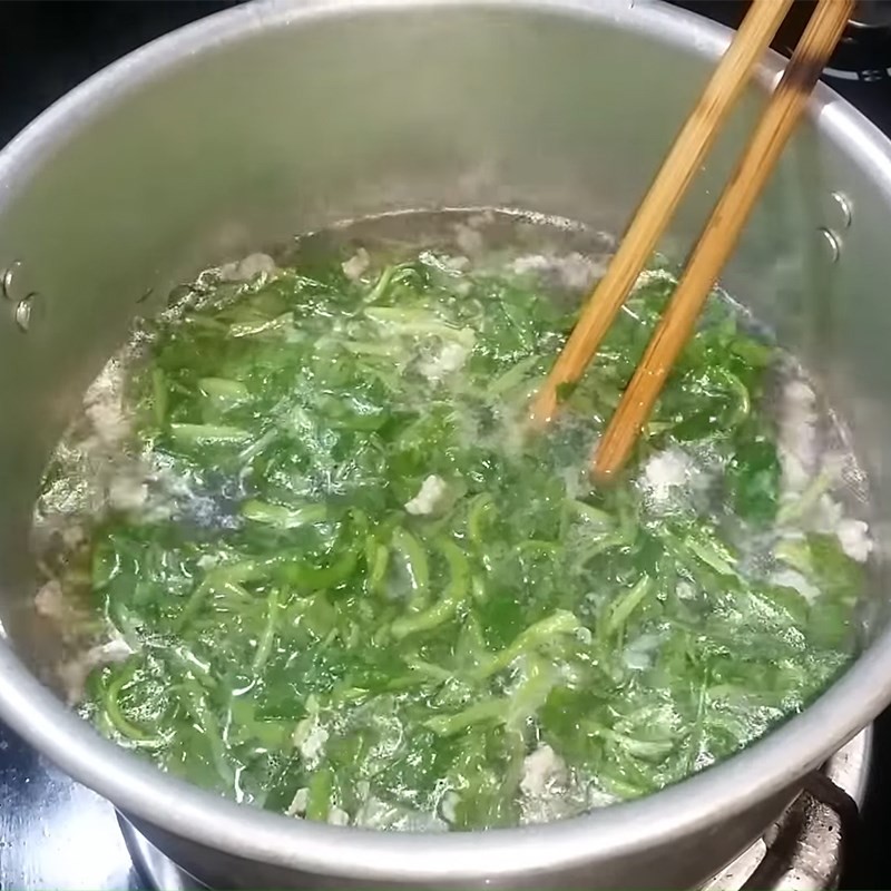 Cho xà lách xoong vào