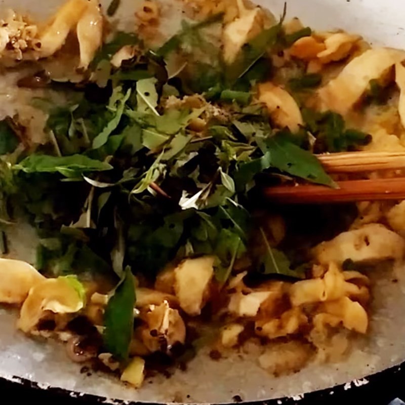 Xào thịt trai với gừng và tương hột, bước quan trọng khi nấu canh trai bầu