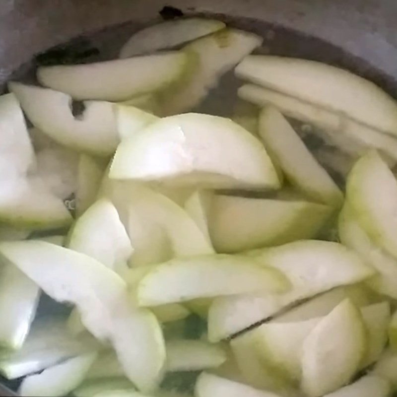 Thêm bầu vào nồi nước dùng để chuẩn bị món canh trai bầu