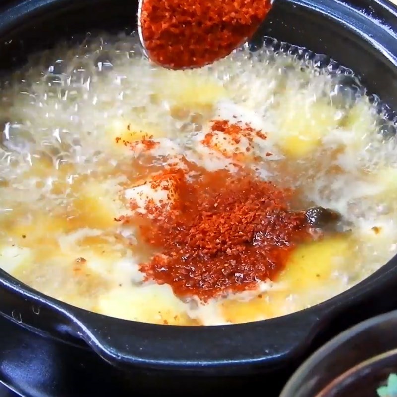 Thêm gia vị vào canh tương đậu