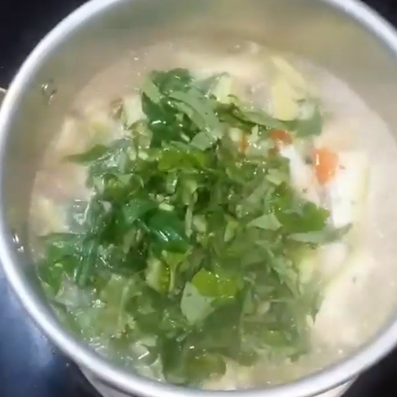 Nồi canh trai bầu mồng tơi với rau xanh tươi, hấp dẫn