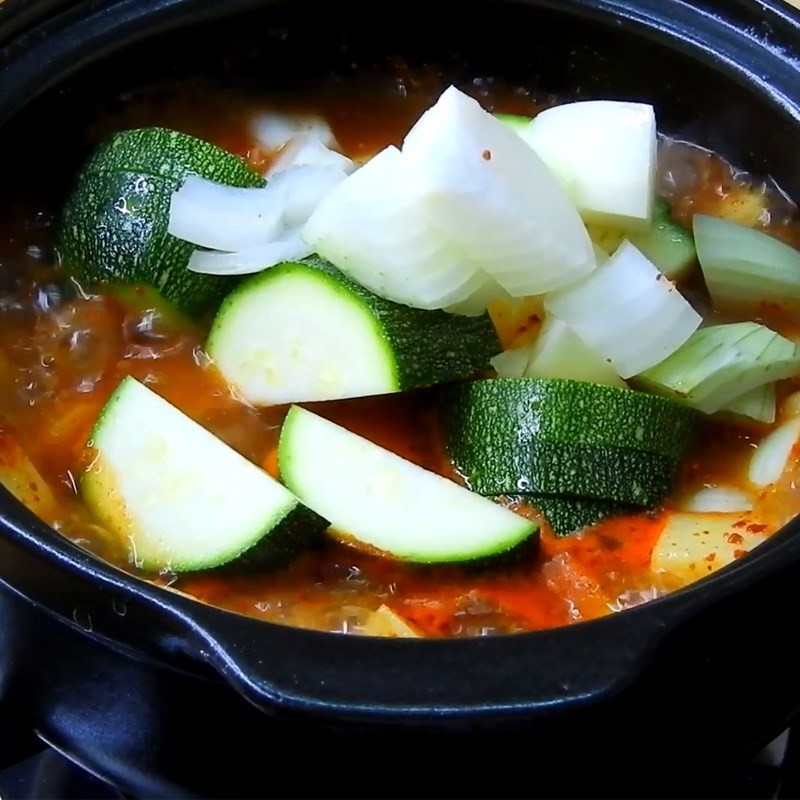 Nấu rau củ trong canh tương đậu