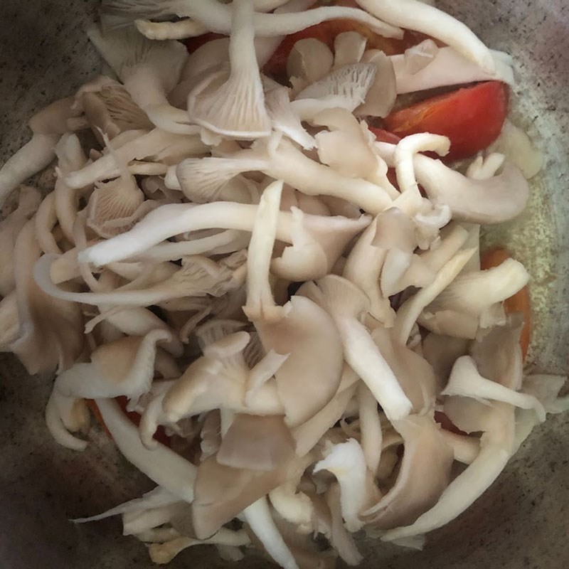 Xào cà chua chuẩn bị nấu canh chua nấm chay