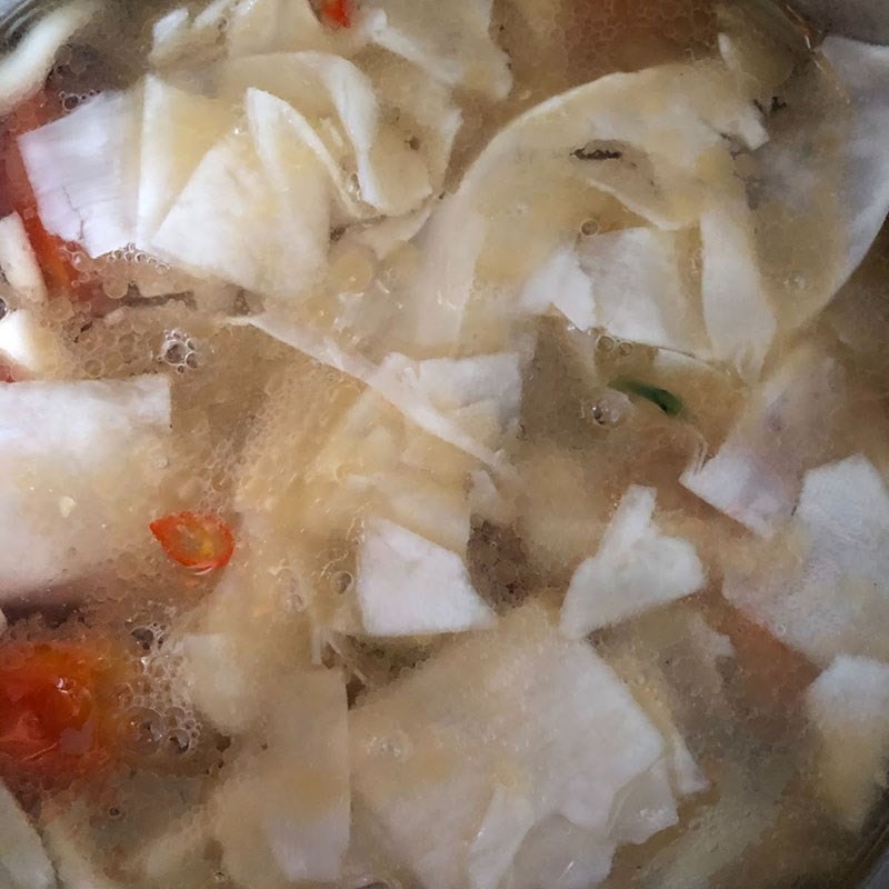 Nấu nước dùng và thêm gia vị cho canh chua nấm chay