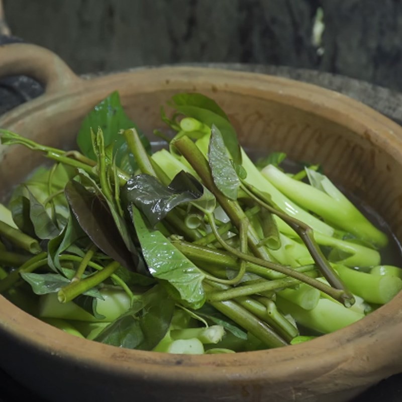 Nấu canh chua cá trê với rau muống và lục bình
