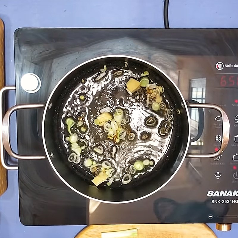 Hình ảnh thêm nước vào nồi canh