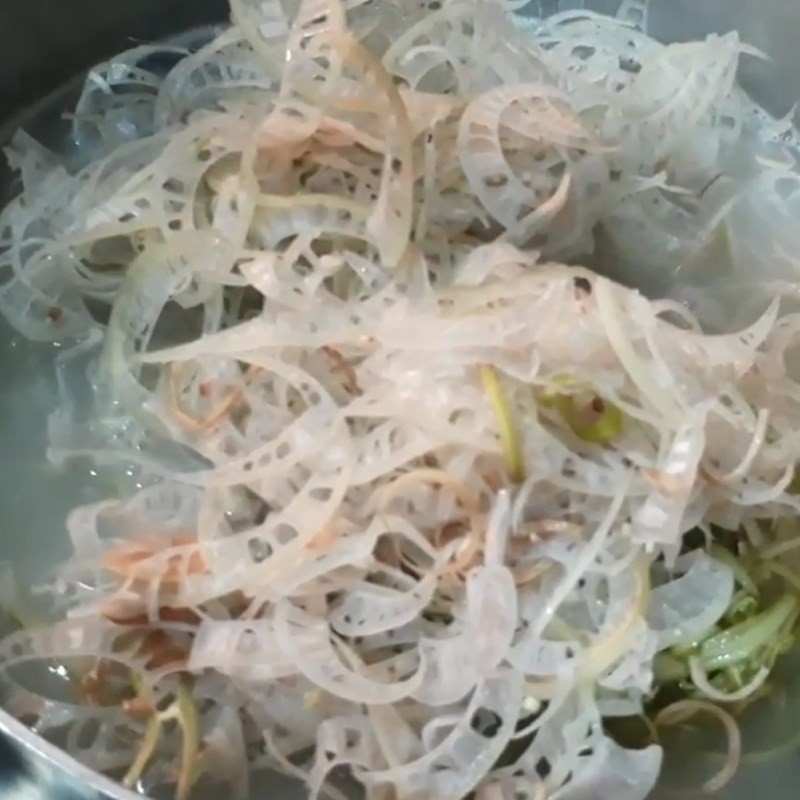 Thêm nước cốt mẻ vào nồi canh