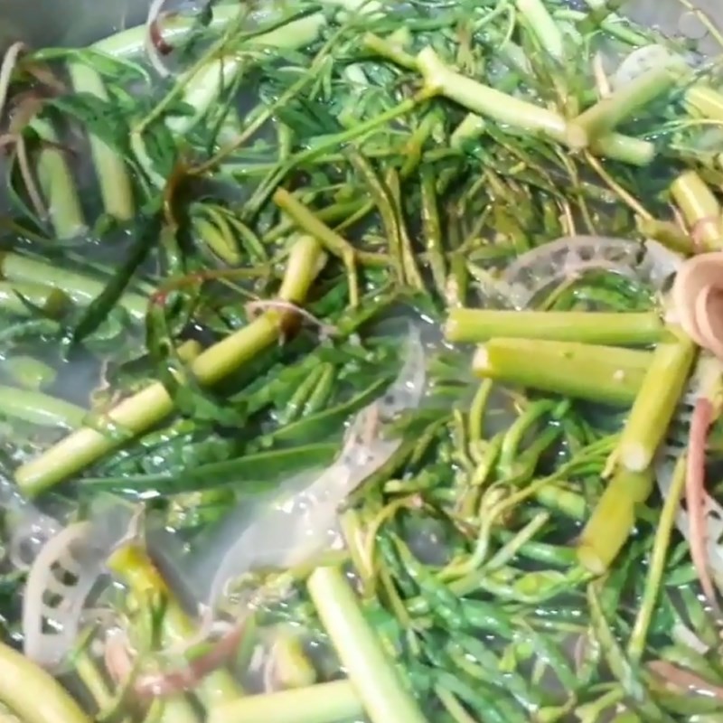 Cho cá đuối vào nồi canh