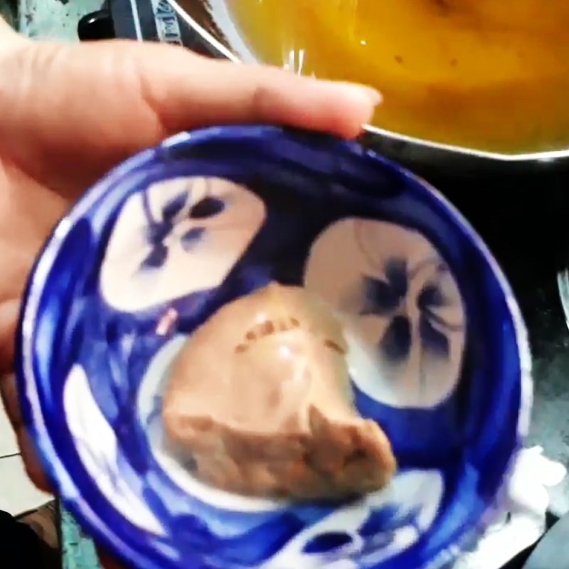 Thêm các loại rau vào nồi canh chua cá đuối cơm mẻ