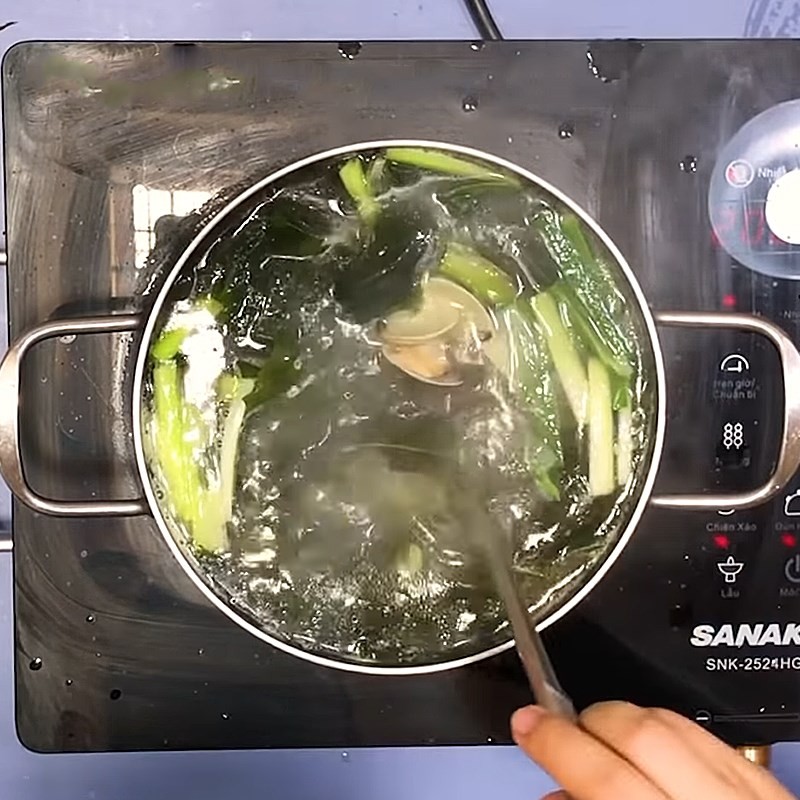 Hình ảnh cho ngao vào nồi canh