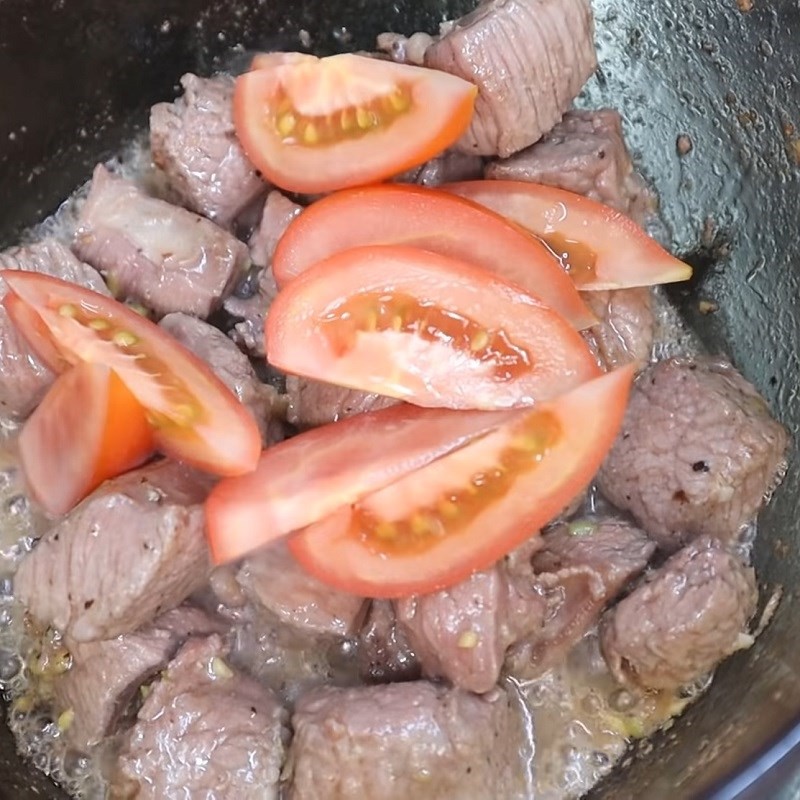 Hầm canh thịt bò khoai tây cà rốt cùng cà chua và nước dùng