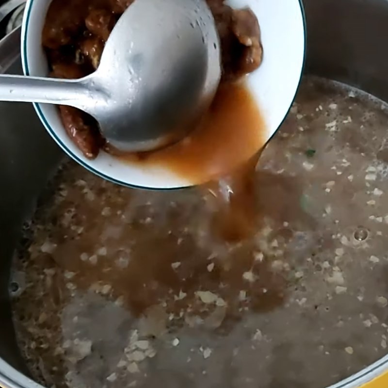 Đun nước và nêm gia vị ban đầu