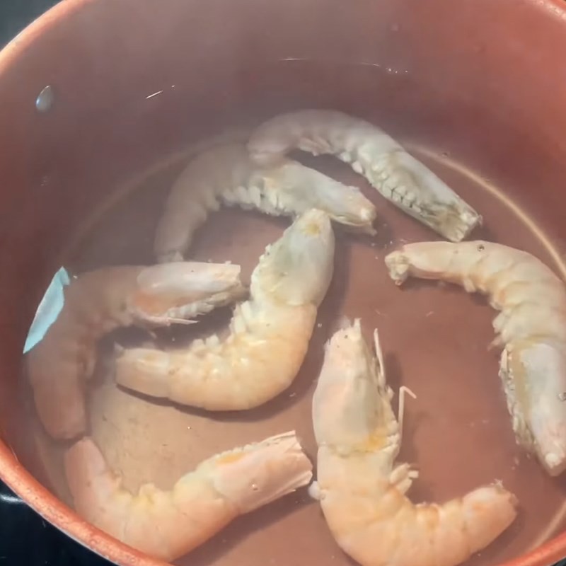 Thêm tôm vào nồi nước sôi để lấy vị ngọt tự nhiên cho canh bí ngòi