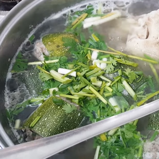 Nồi xương ống heo đang được ninh để lấy nước dùng ngọt thanh cho món canh bí ngòi nhồi thịt