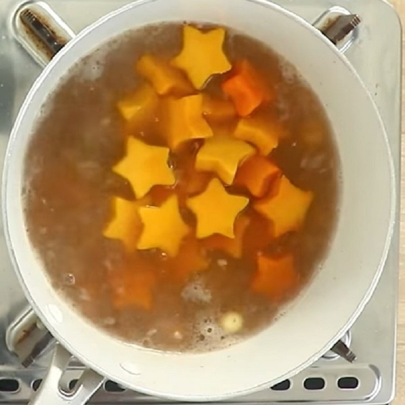 Canh bí đỏ thịt bò đang sôi liu riu trên bếp