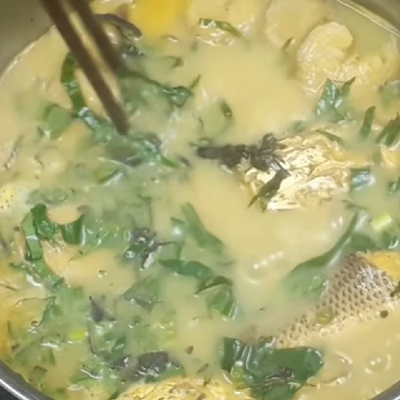 Nồi canh cá lóc chuối xanh đang sôi nhẹ, các nguyên liệu hòa quyện, chuẩn bị cho bước nêm nếm cuối cùng