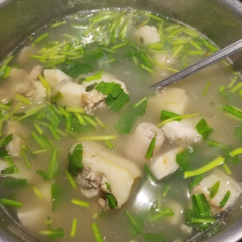 Nồi canh đuôi heo hầm khoai môn đang hoàn thành với nước dùng sánh mịn