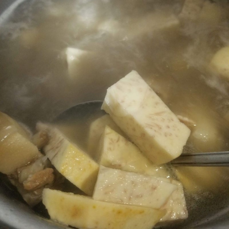 Khoai môn được thêm vào nồi canh đuôi heo để hầm mềm