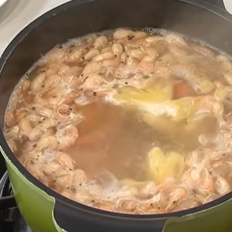 Nấu canh chua bắp cải tím với tép