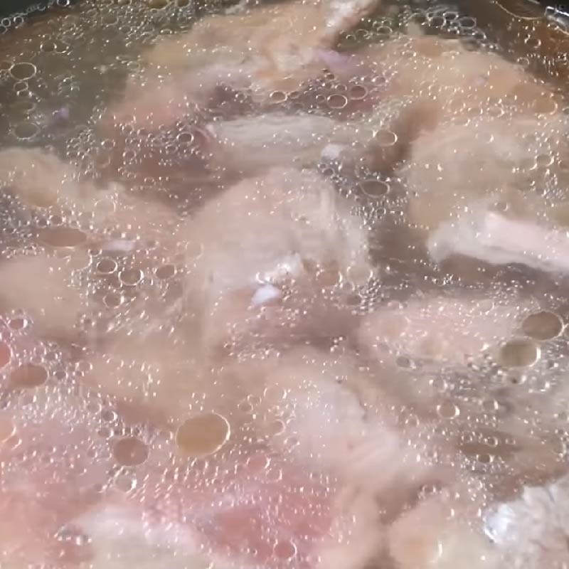 Hầm thịt bò mềm trong nồi để nước dùng canh khổ qua ngọt tự nhiên