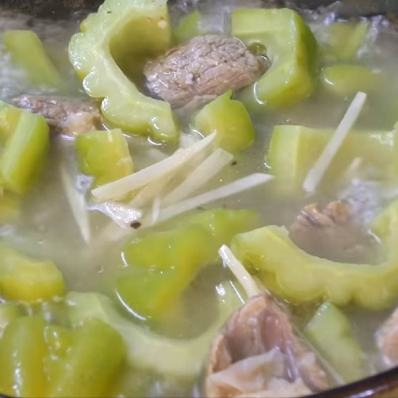 Nồi canh khổ qua thịt bò đang sôi nhẹ, dậy mùi thơm