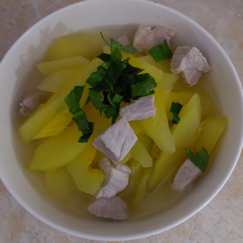 Thêm ngò tàu và tiêu vào canh đu đủ hầm thịt để tăng hương vị