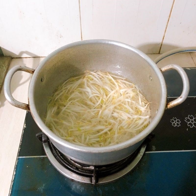 Bước 2 Nấu canh Canh giá đỗ cà chua