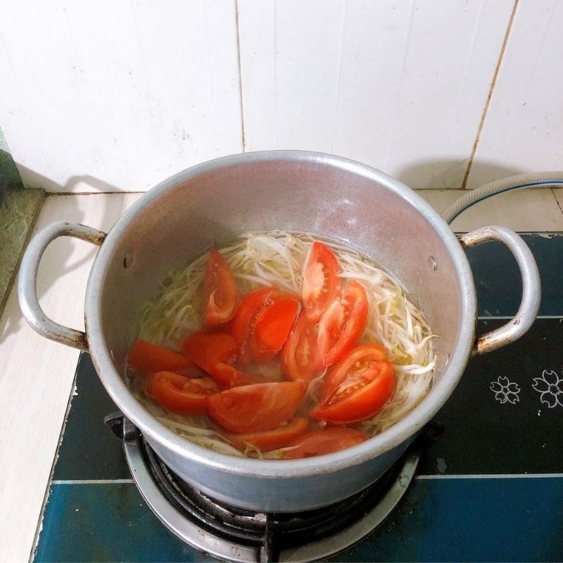 Bước 2 Nấu canh Canh giá đỗ cà chua