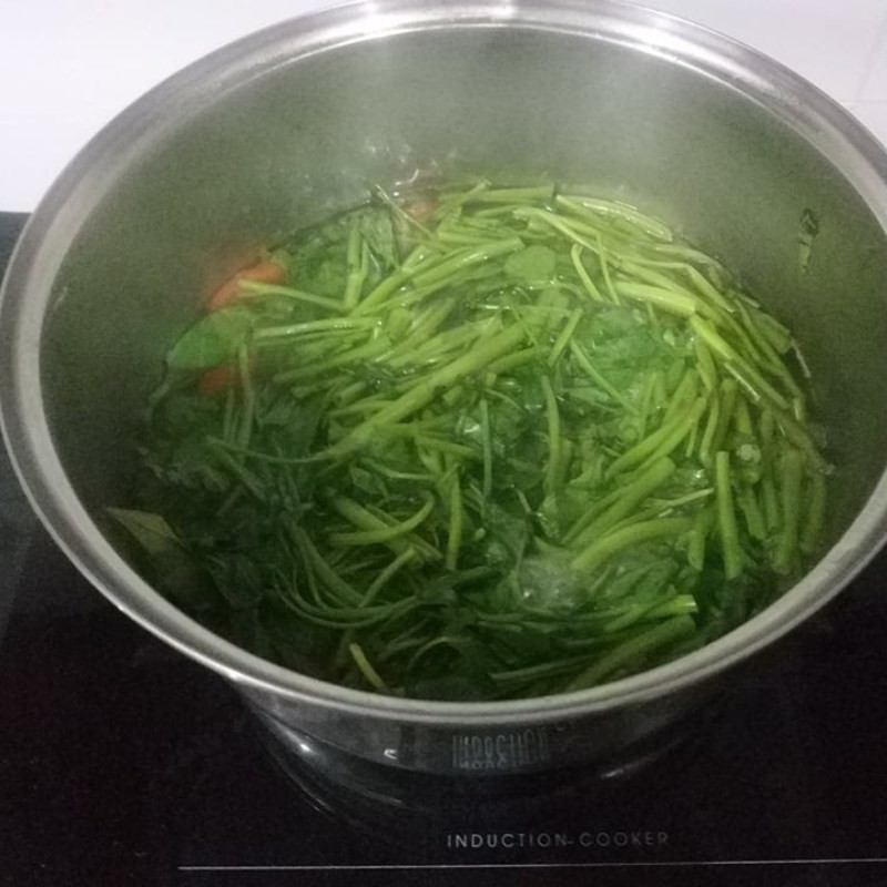 Bước 2 Nấu canh Canh rau muống cà chua