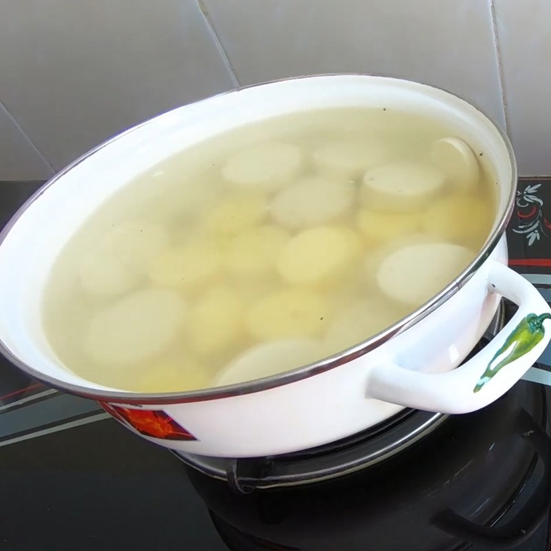 Đậu hũ non được nhẹ nhàng thêm vào nồi canh đang sôi, giữ nguyên miếng