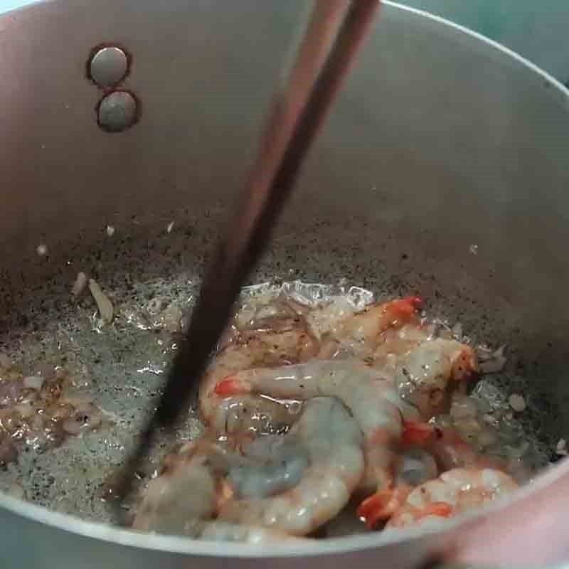 Tôm săn chắc sau khi xào, sẵn sàng cho vào nồi canh rong biển tươi
