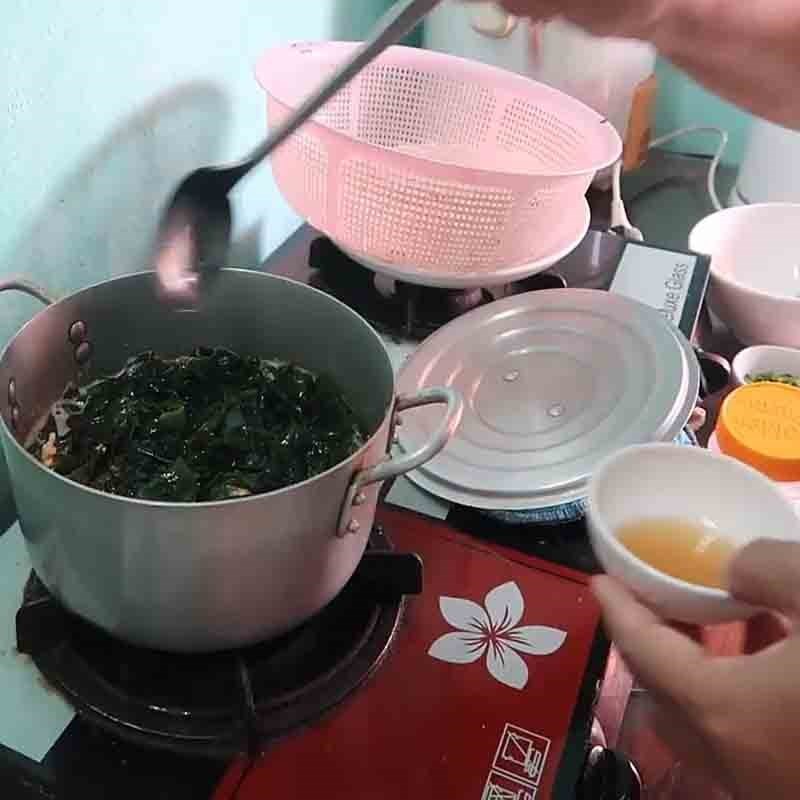 Thêm nước và gừng vào nồi, chuẩn bị cho rong biển tươi vào nấu canh