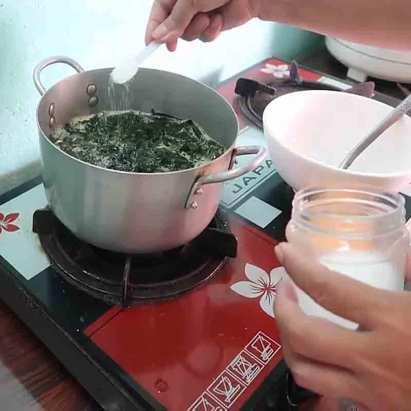 Hoàn thiện nồi canh rong biển tươi nấu tôm, đảm bảo hương vị hài hòa, bổ dưỡng
