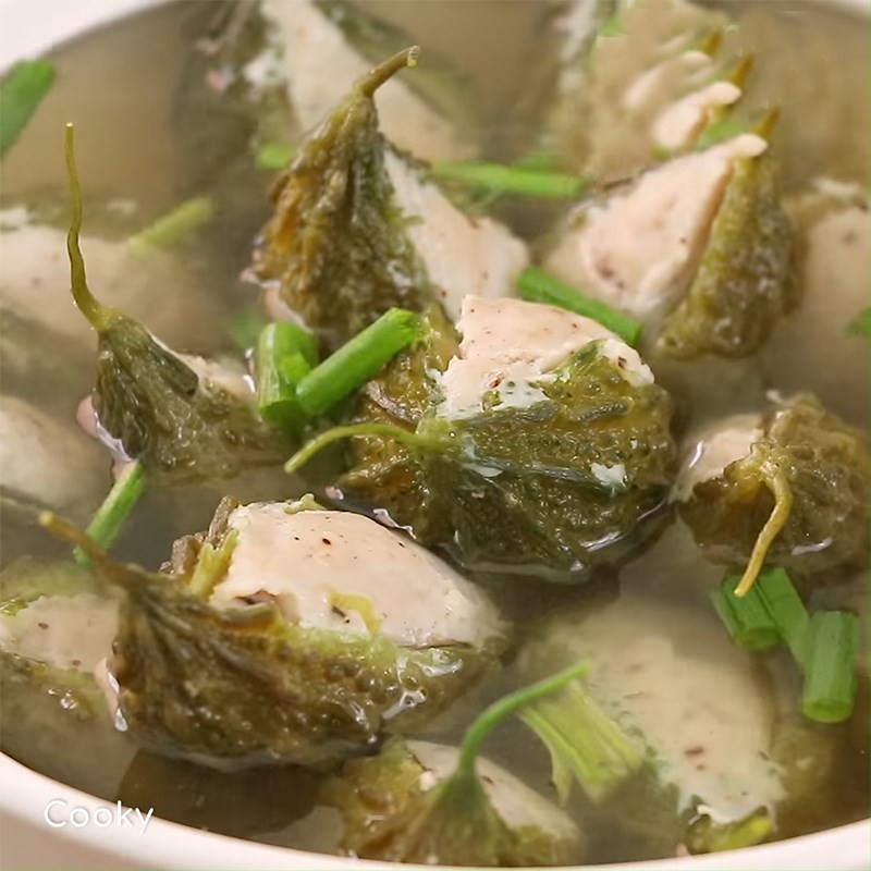 Nồi canh khổ qua nhồi cá thác lác đang được nấu chín