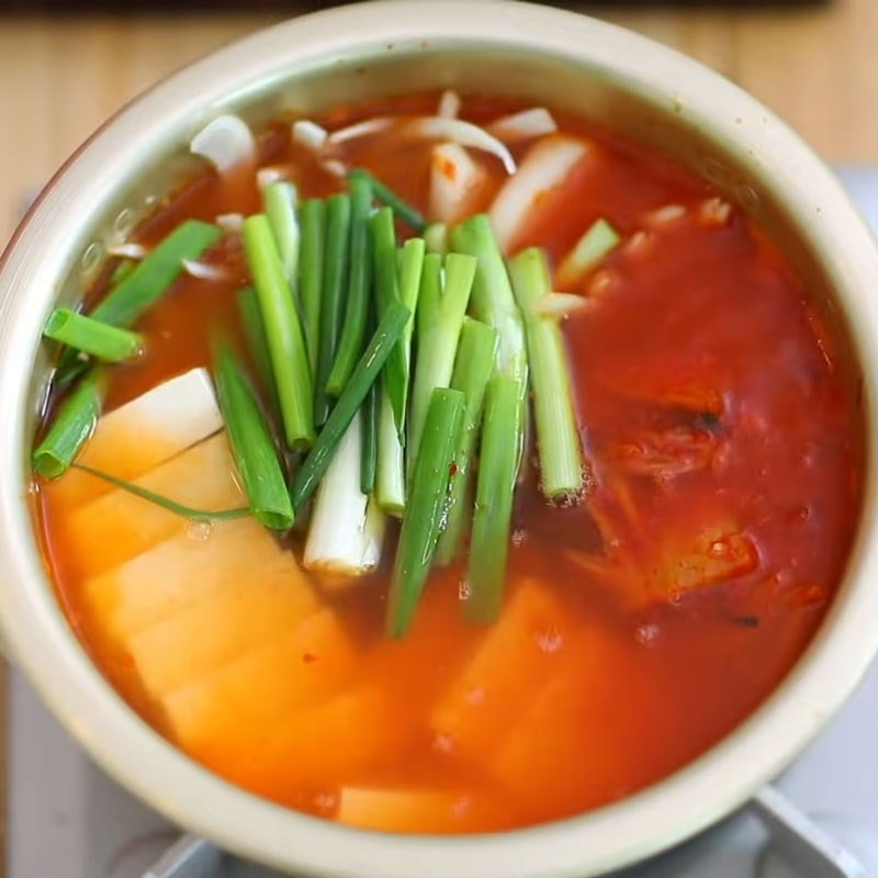 Nấu canh kim chi cá ngừ ngâm dầu trên bếp lửa nhỏ