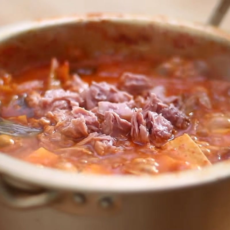 Canh kim chi cá ngừ ngâm dầu nóng hổi, sẵn sàng để thưởng thức